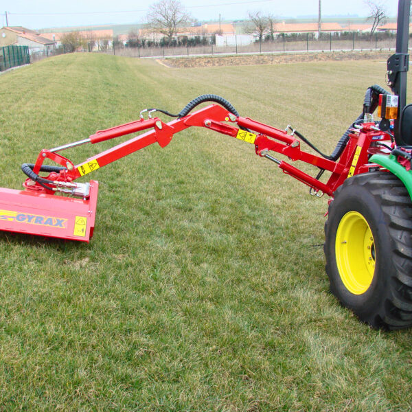Epareuse Gyramax 830 dépliée au maximum, en action sur un accotement.
