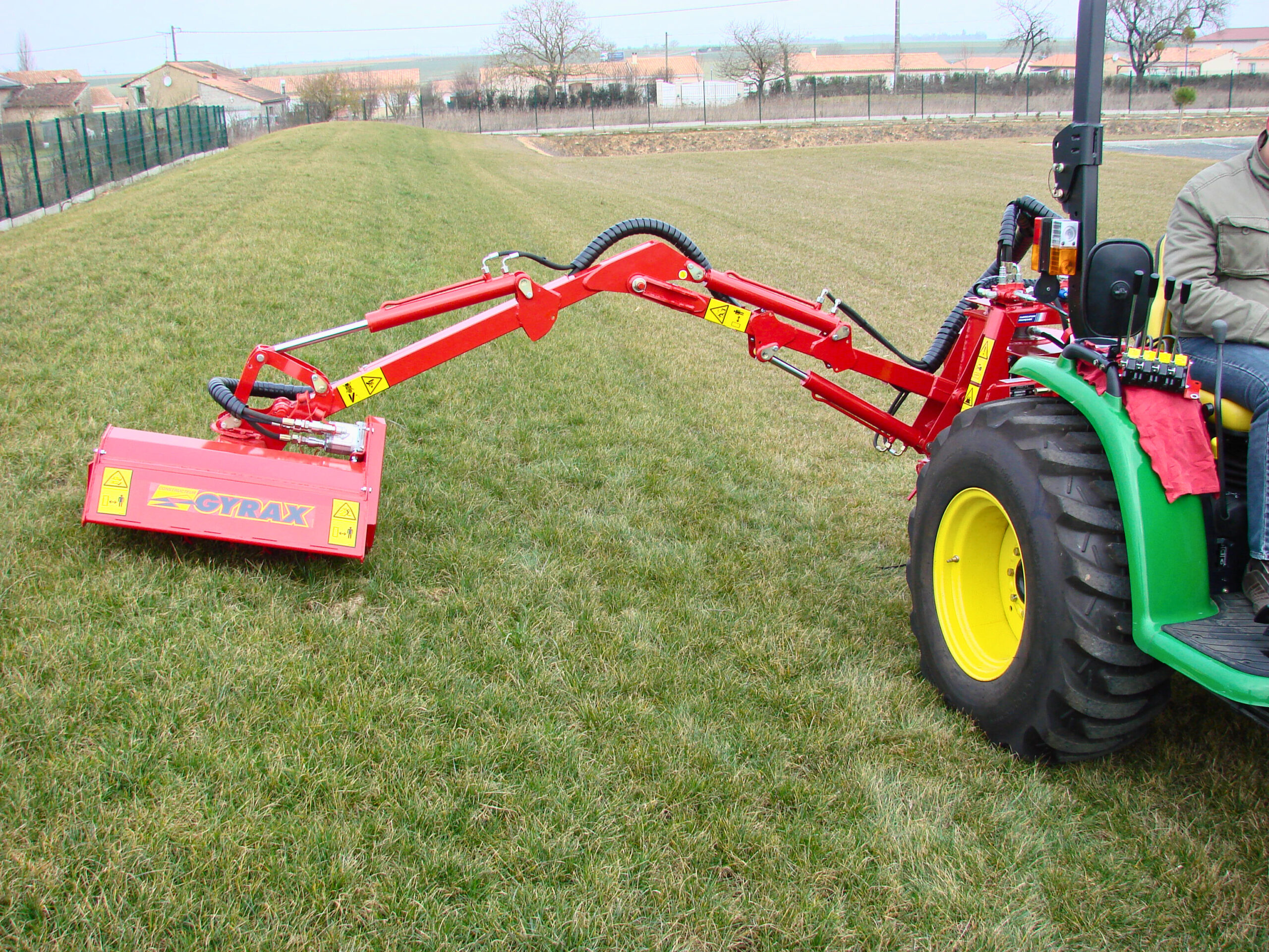 Epareuse Gyramax 830 dépliée au maximum, en action sur un accotement.