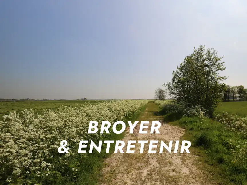 Image d'un chemin arboré, avec le texte BROYER&ENTRETENIR en surbrillance par dessus