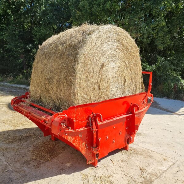 Derouleuse à paille de marque gyrax, chargée et posée au sol.