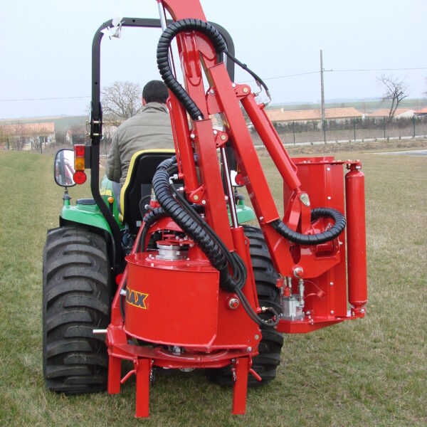 Epareuse Gyramax 830 repliée sur la tracteur.