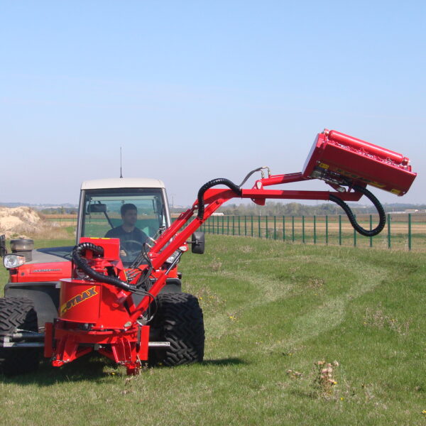 Epareuse Gyramax 830 montée en frontal, levée.