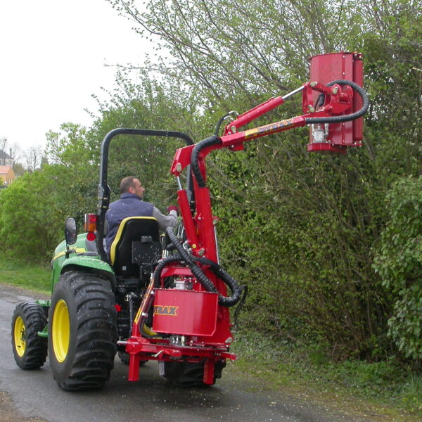 Epareuse Gyramax 830 levée au travail contre un arbre.