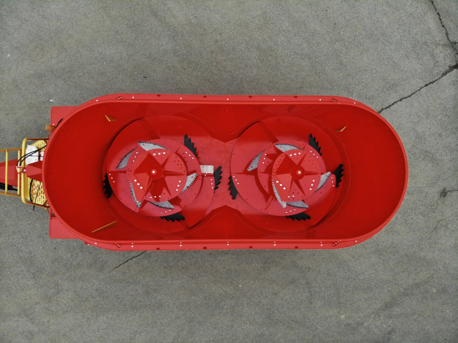 Melangeuse bivis rouge de marque Gyrax, vue de haut, dans laquelle on peut voir les lames coupantes