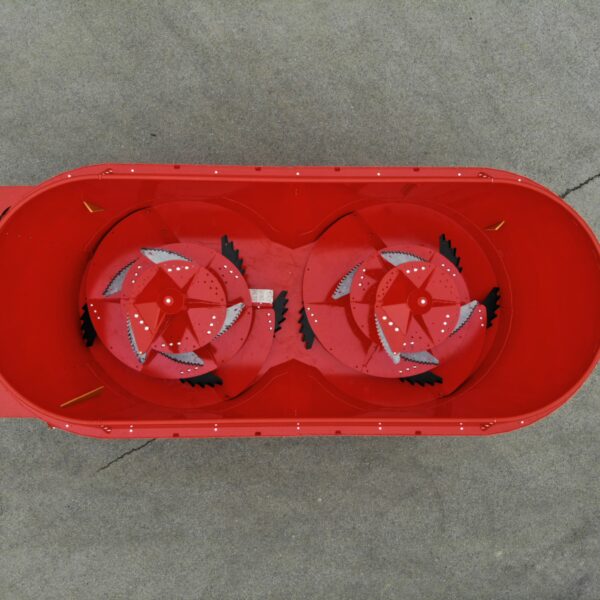 Melangeuse bivis rouge de marque Gyrax, vue de haut, dans laquelle on peut voir les lames coupantes