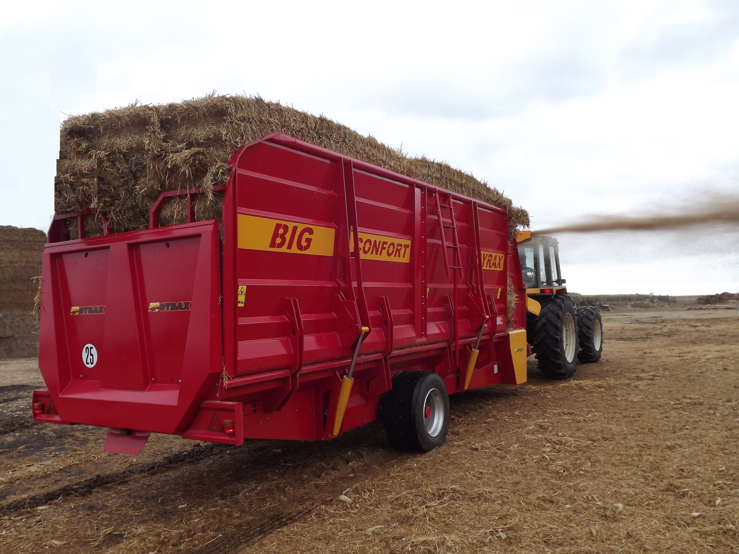 Pailleuse rouge de marque Gyrax, modele 22700 en action.