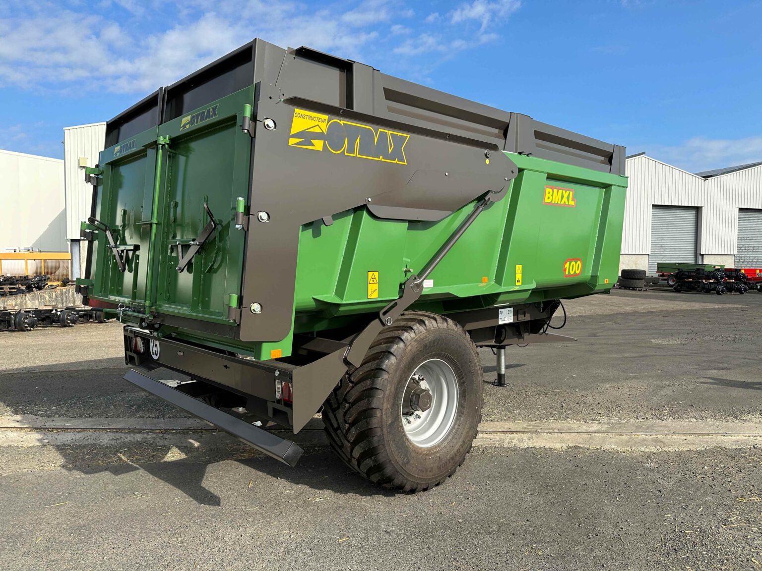 Benne verte de marque Gyrax, modèle BMXL100 1 essieu, non attelée, vue de droite