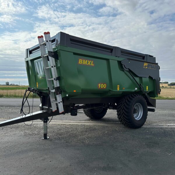 Benne verte de marque Gyrax, modèle BMXL100 1 essieu, non attelée, vue de gauche