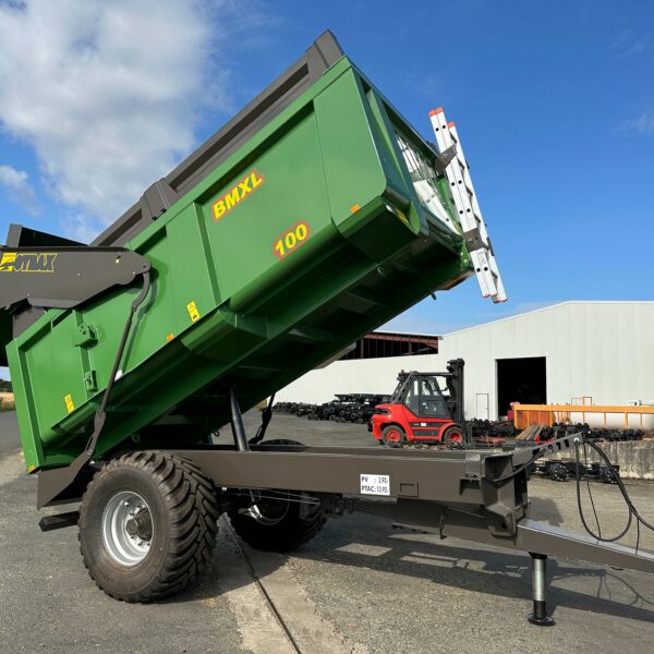 Benne verte de marque Gyrax, modèle BMXL100 1 essieu, non attelée, vue de la face droite