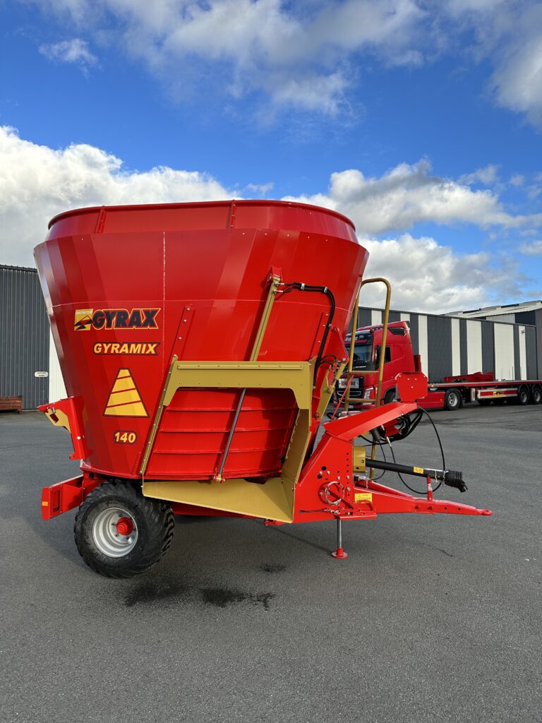 Mélangeuse 1 vis rouge de marque Gyrax, stationnée sur un parking.