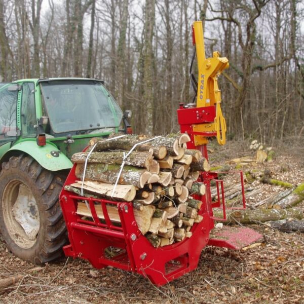 Fagoteuse Gyrax en chargée de buches au milieu des bois.