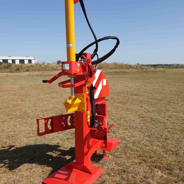 fendeur de buches indépendant Gyrax de face dans un champs