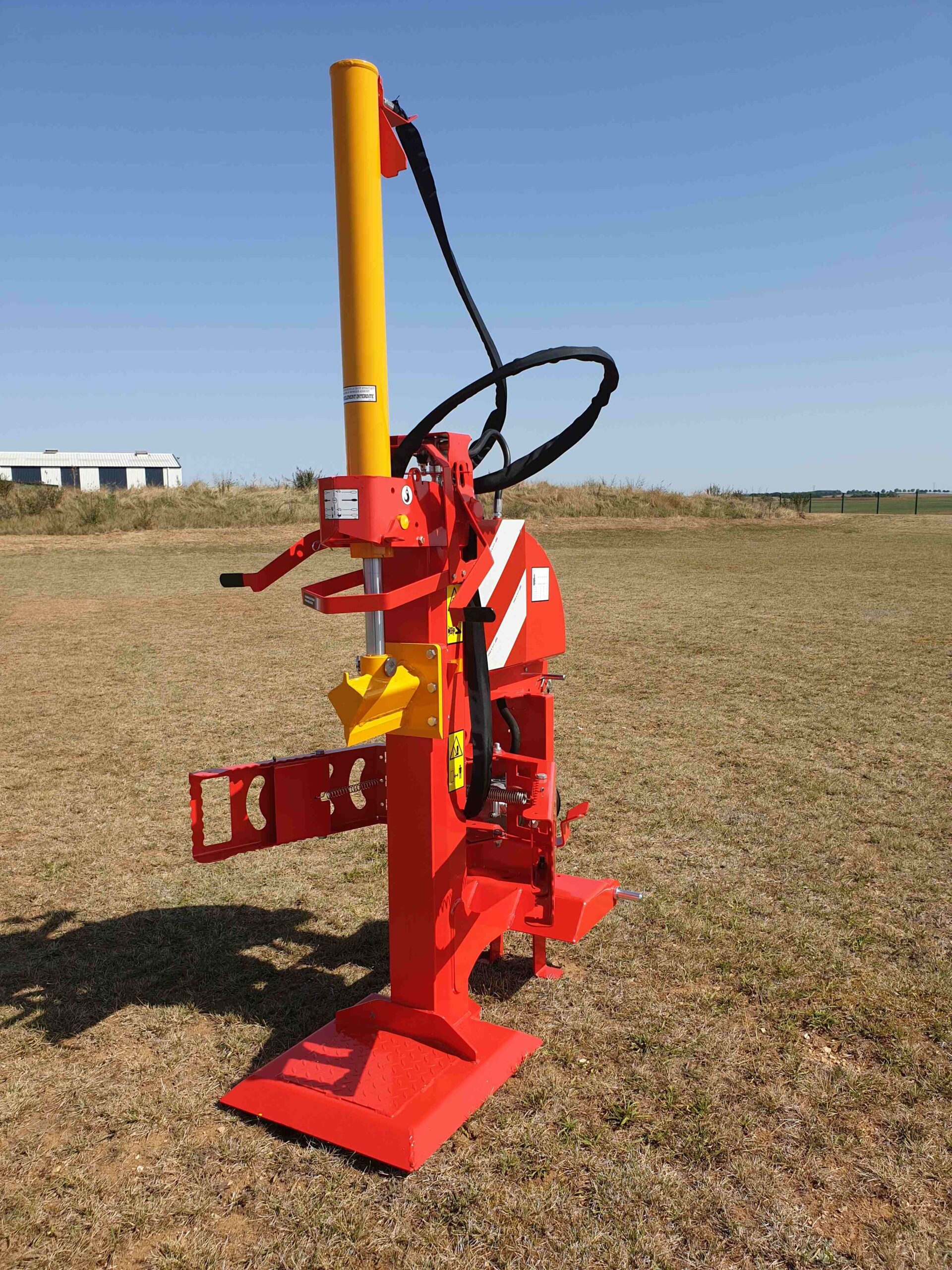 fendeur de buches indépendant Gyrax de face dans un champs