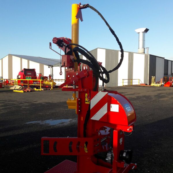 fendeur de buches indépendant Gyrax vue arriere dans un champs