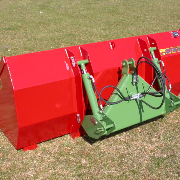 Godet Hydraulique 3 points posé au sol de dos.