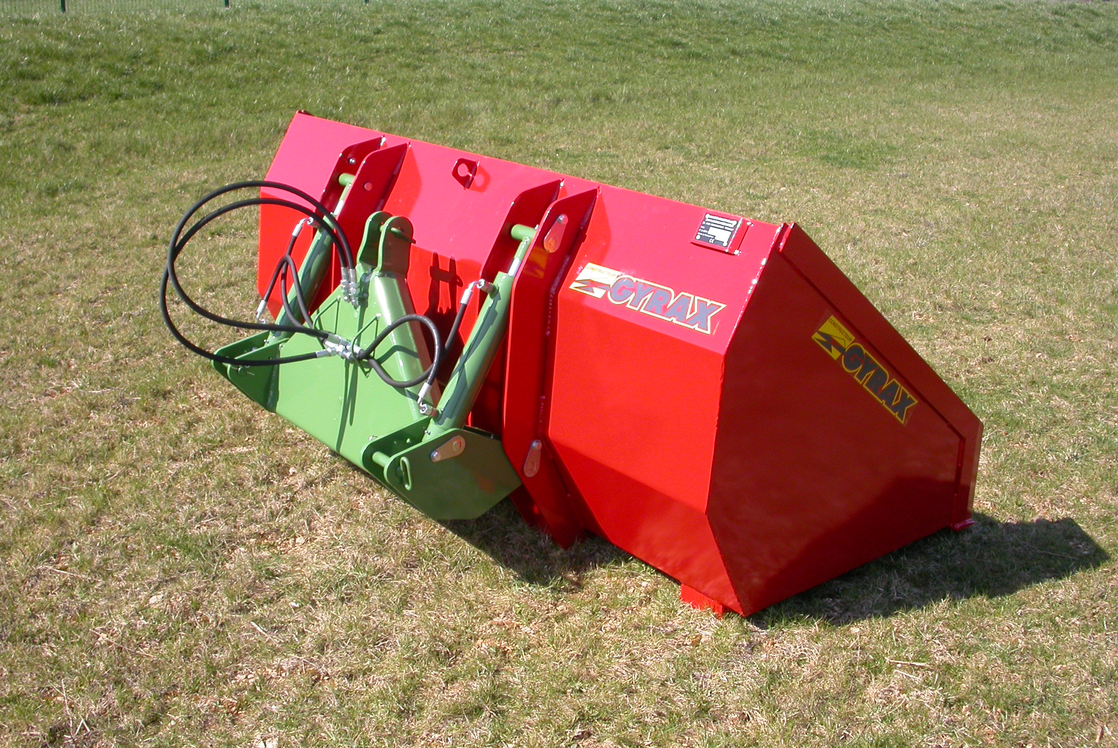 Godet hydraulique 3 points de coté, posé au sol