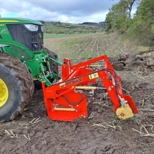 godet ramasse pierre, vue latérale, en cours d'extraction de pierres dans la terre
