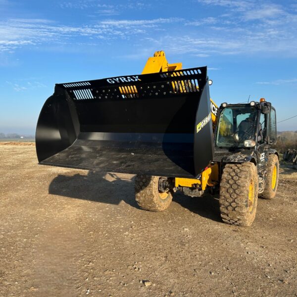 Godet terre noir Gyrax attelé sur un telescopique pret à etre utilisé