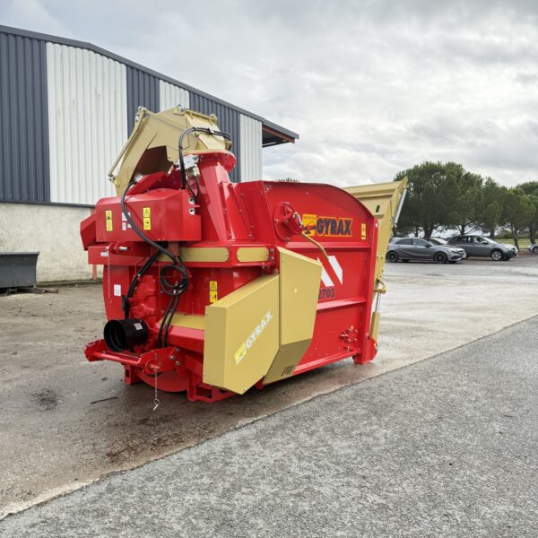 Pailleuse rouge de marque Gyrax neuve, modèle 2703, sortant de l'usine, vue de face