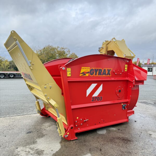 Pailleuse rouge de marque Gyrax neuve, modèle 2703, sortant de l'usine, vue de côté droit