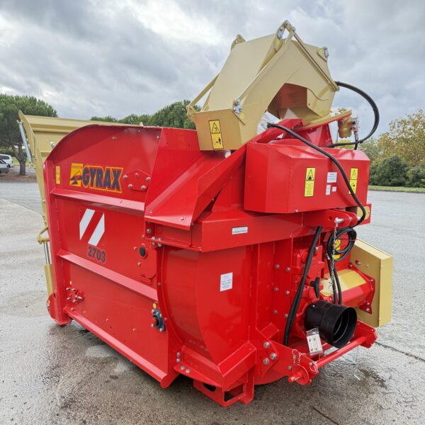 Pailleuse rouge de marque Gyrax neuve, modèle 2703, sortant de l'usine, vue de 3/4