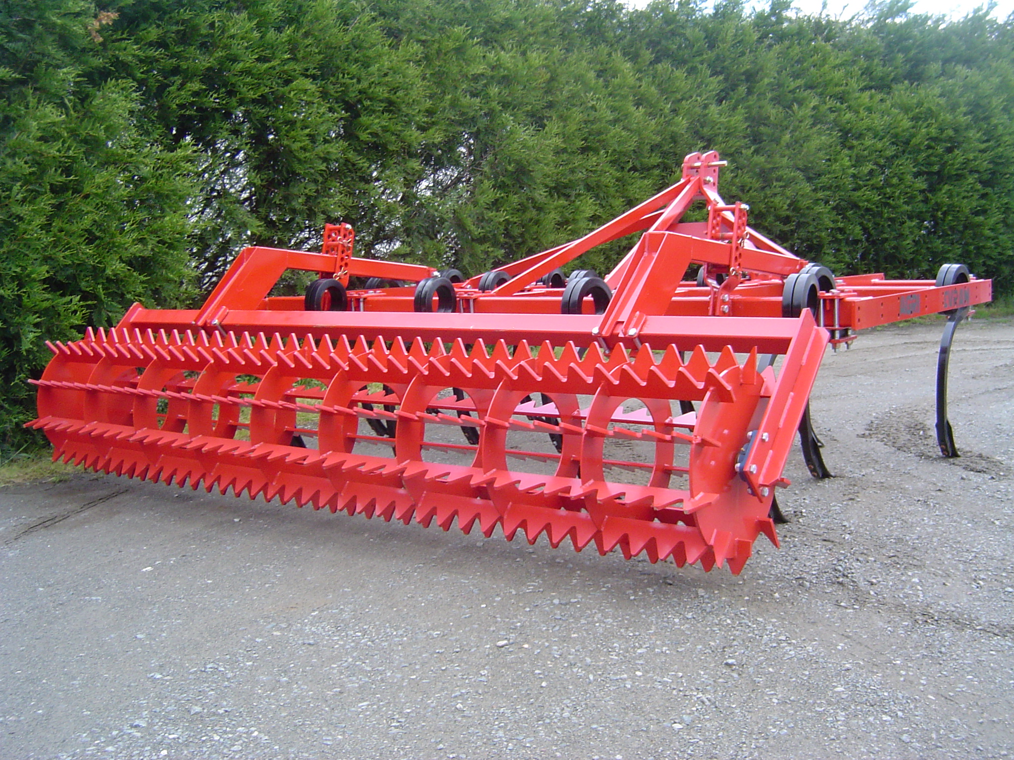 Cultivateur 3 poutres fixe de marque Gyrax, vue de face.