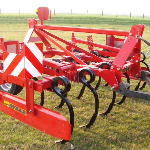 Cultivateur fixe rouge de marque Gyrax, modele, 2 poutres, à l'arrière d'un tracteur. Vue d'avant