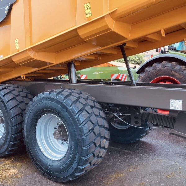Benne TP jaune de marque Gyrax, vue de droite
