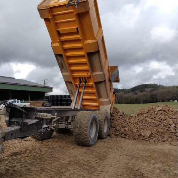 Benne TP jaune de marque Gyrax, Complètement levée. vue du dessous.