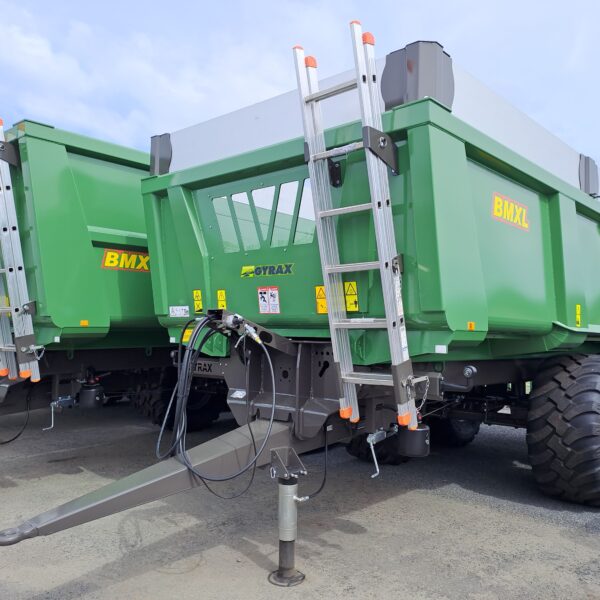 2 remorques BMXL 140 Gyrax neuves, alignées sur un parking