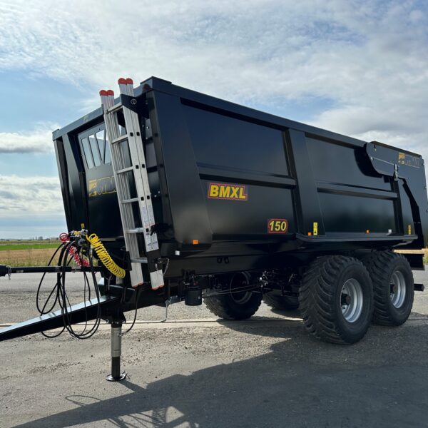 Benne agricole noire de marque Gyrax, modele BMXL 140, vue de 3/4 face