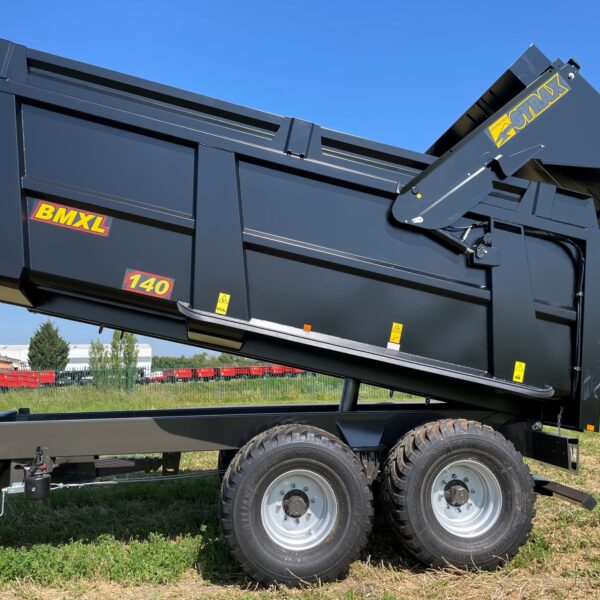 Benne agricole noire de marque Gyrax, modele BMXL 140, vue de 3/4 face