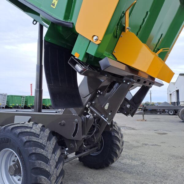 Arrière d'une benne élévatrice BMXL 2000 Gyrax, en position levée