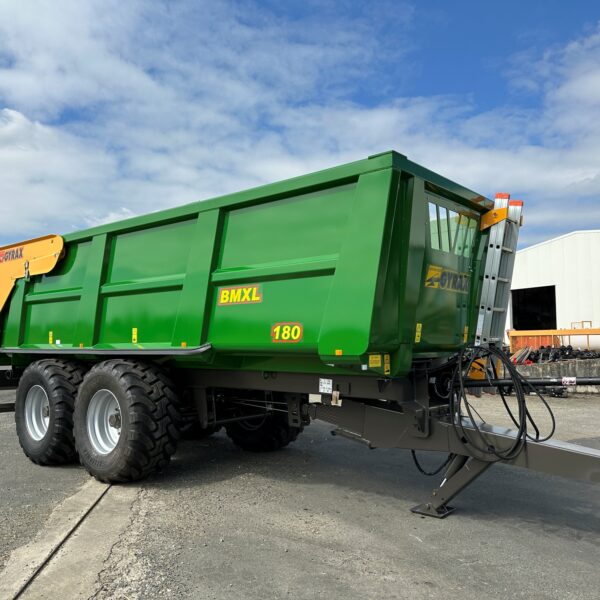 Benne agricole verte de marque Gyrax, modele BMXL 200, vue de 3/4 face