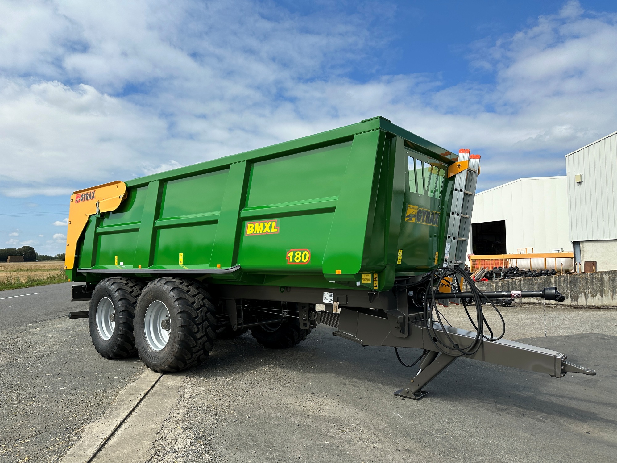 Benne agricole verte de marque Gyrax, modele BMXL 200, vue de 3/4 face