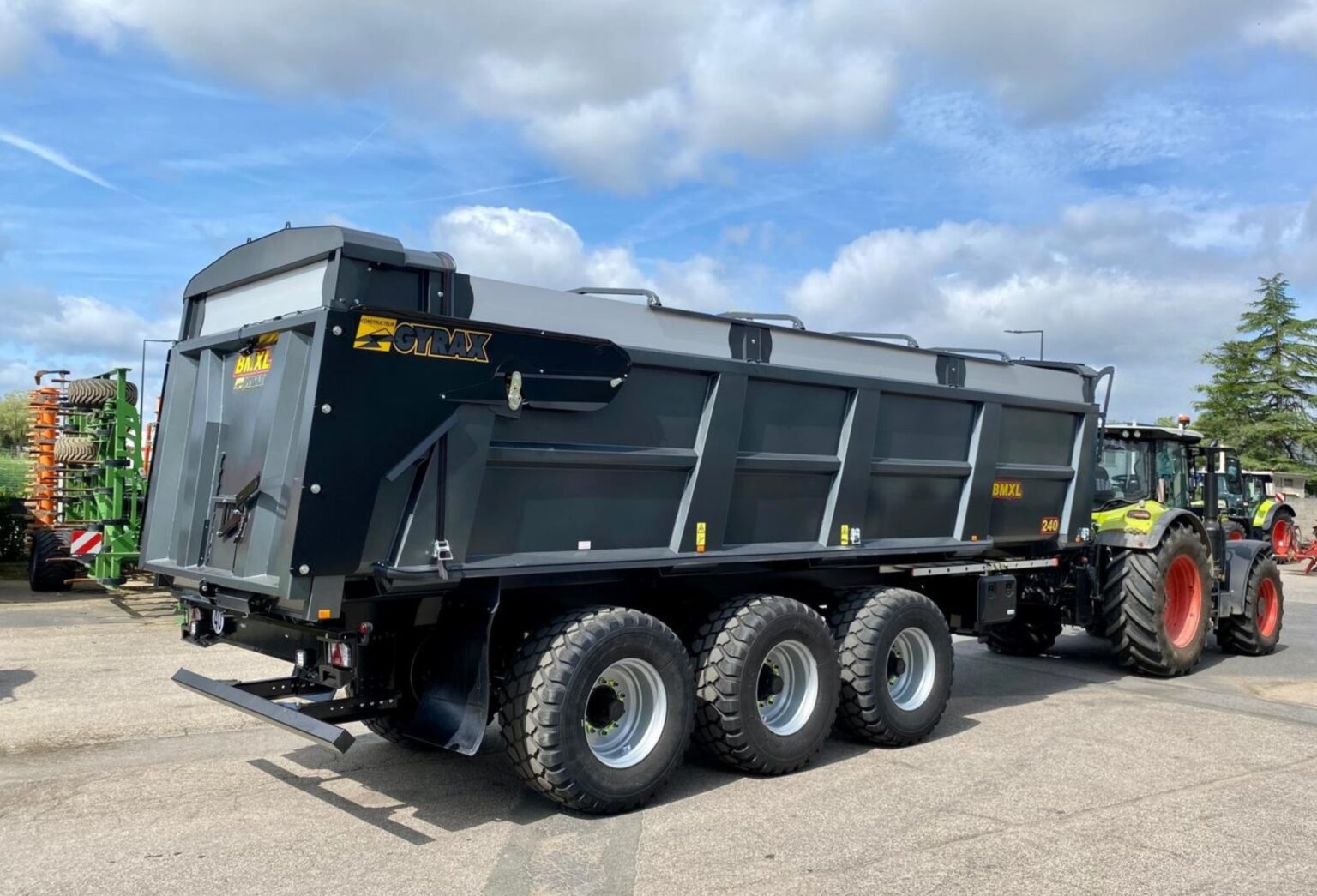 Remorque agricole BMXL 240 de couleur noire, avec option bache, vue de profil