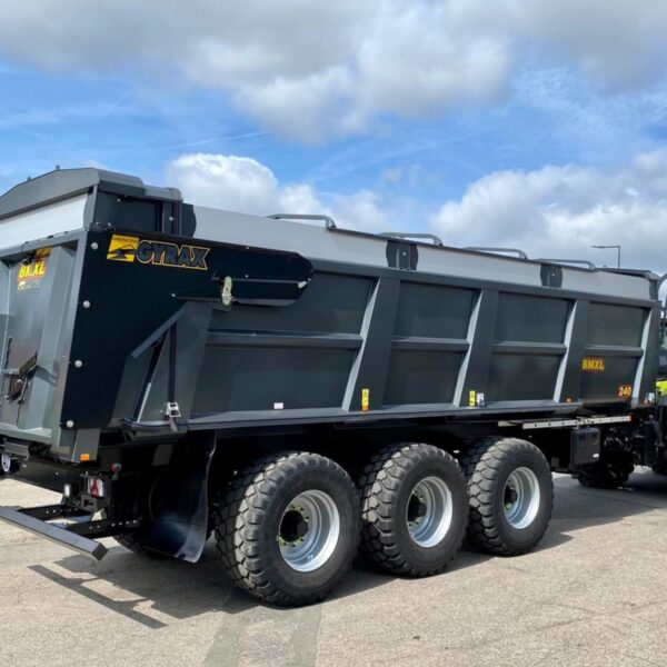 Remorque agricole BMXL 240 de couleur noire, avec option bache, vue de profil