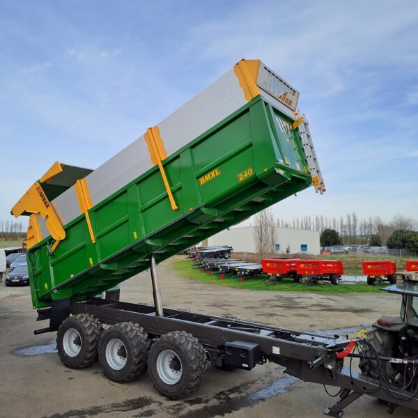 Remorque BMXL de couleur verte de marque Gyrax, en position levée, avec réhausses