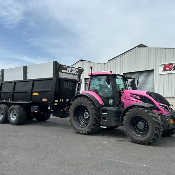 Remorque agricole Gyrax BMXL, personnalisée de noir et rose, avec les options de réhausse