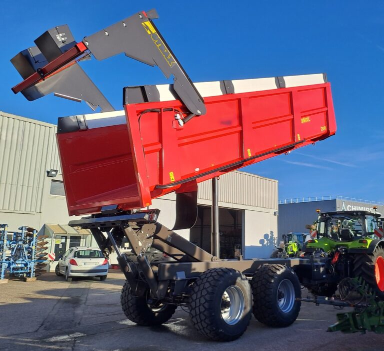 Remorque Semi-Elevatrice rouge de marque Gyrax, en position levée à 2m40 , avec l'arrière ouvert