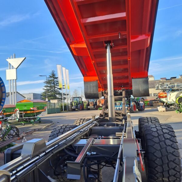 Vue dessous la benne d'une remorque Semi-Elevatrice rouge de marque Gyrax, en position levée à 2m40.