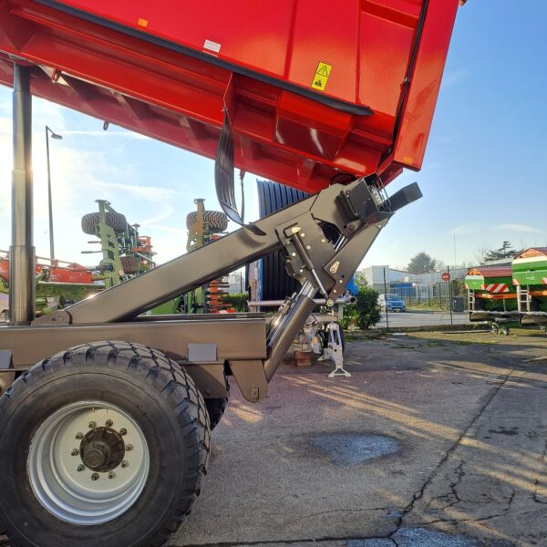Vue sur les vérins et le chassis d'une remorque Semi-Elevatrice rouge de marque Gyrax, en position levée à 2m40.