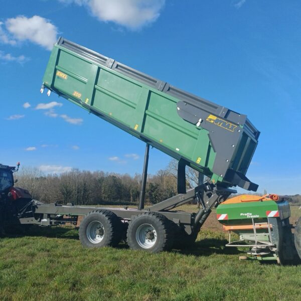 Remorque Semi-Elevatrice verte dans un champs, de marque Gyrax, en position levée à 2m40 , avec l'arrière ouvert