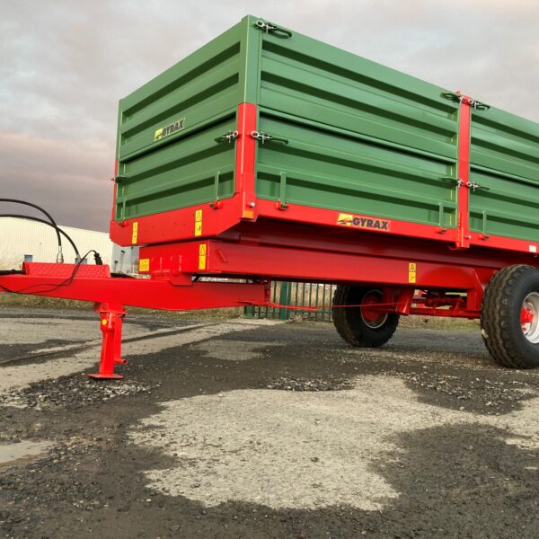 Remorque à ridelles verte avec châssis rouge, de marque Gyrax, vue d'avant droit