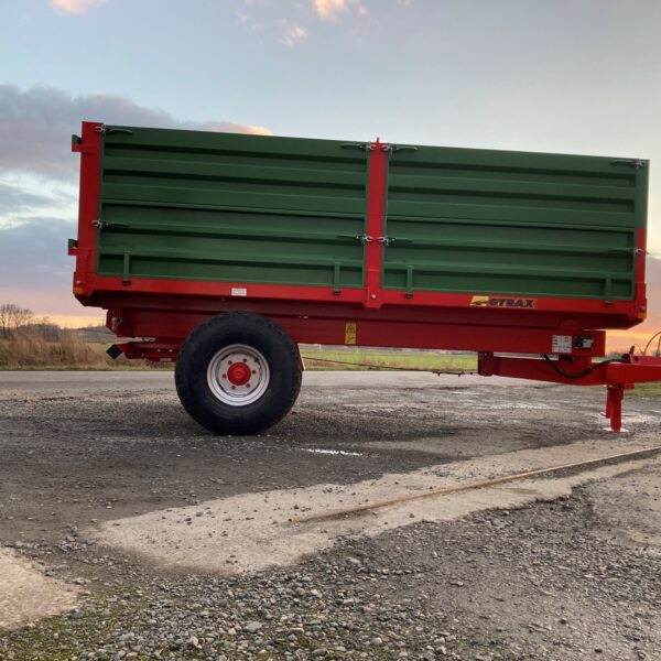 Remorque à ridelles verte avec châssis rouge, de marque Gyrax, vue de gauche