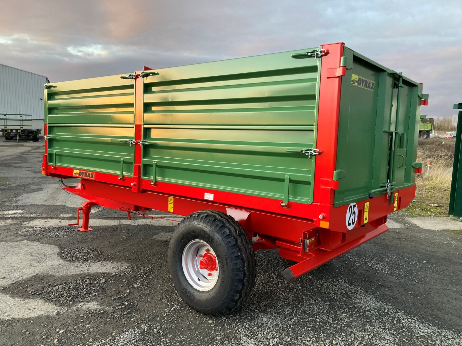 Remorque à ridelles verte avec châssis rouge, de marque Gyrax, vue d'arrière gauche