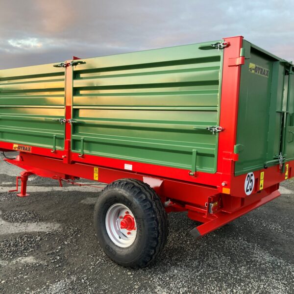 Remorque à ridelles verte avec châssis rouge, de marque Gyrax, vue d'arrière gauche