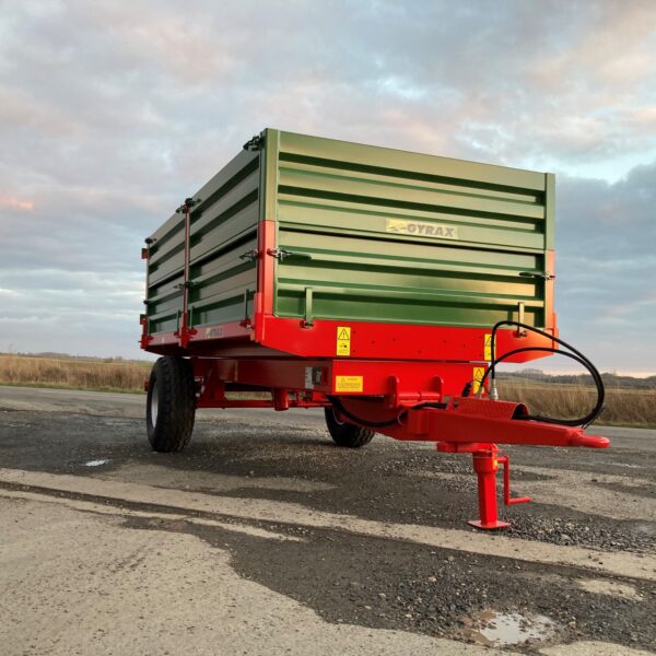 Remorque à ridelles verte avec châssis rouge, de marque Gyrax, vue de l'avant