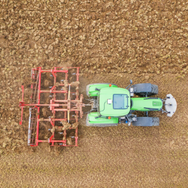 Cultivateur 3 poutres repliable Gyrax, dans un champs au travail, vu du ciel.