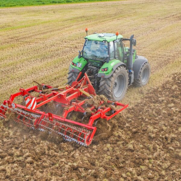 Cultivateur 3 poutres repliable rouge de marque Gyrax, dans un champs vu du ciel, ou l'on voit le résultat efficace de son passage avant apres.
